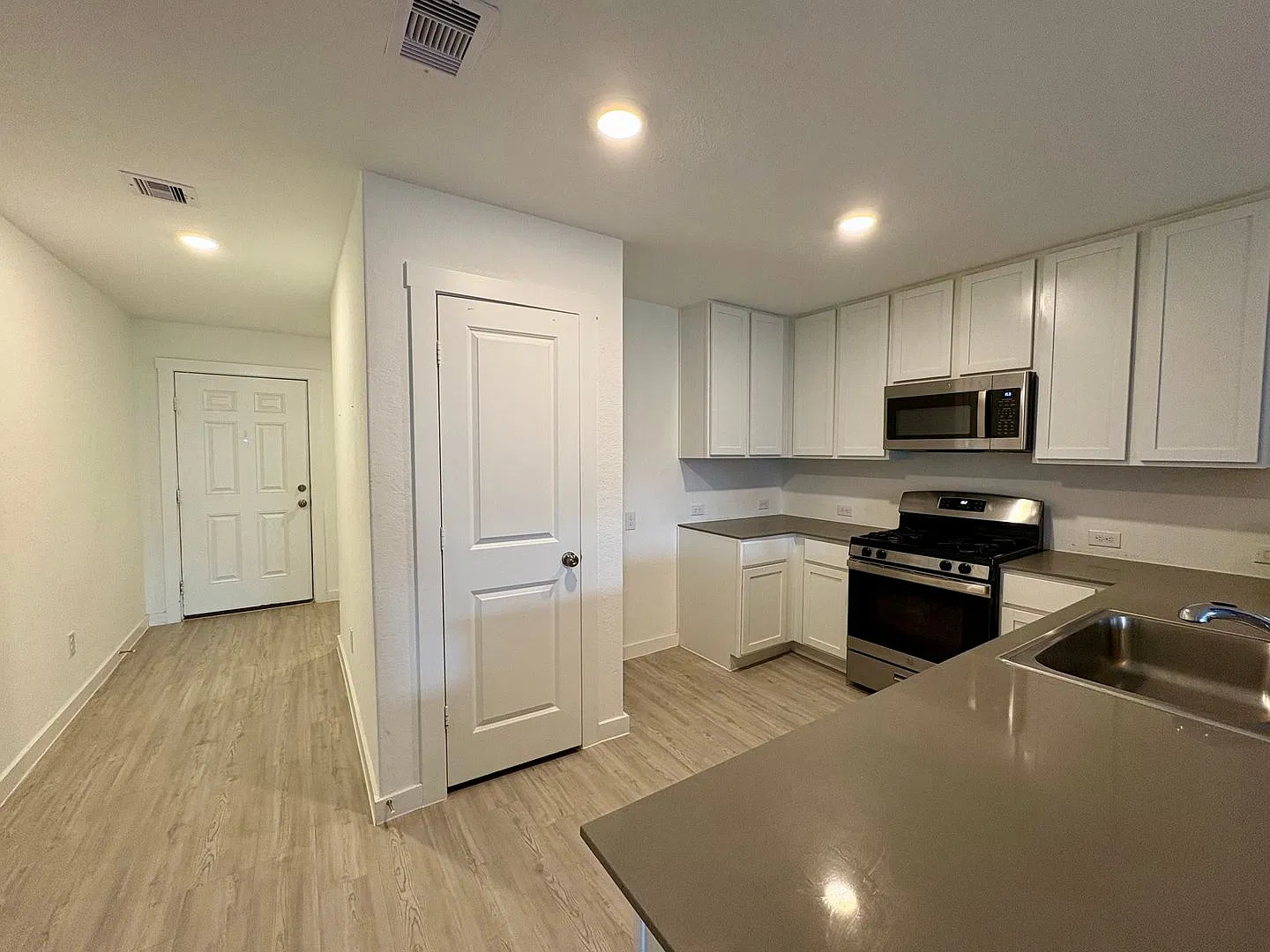 2741 Martell - 4/Bed 2.5/Bath - $2500/month — Photo 4