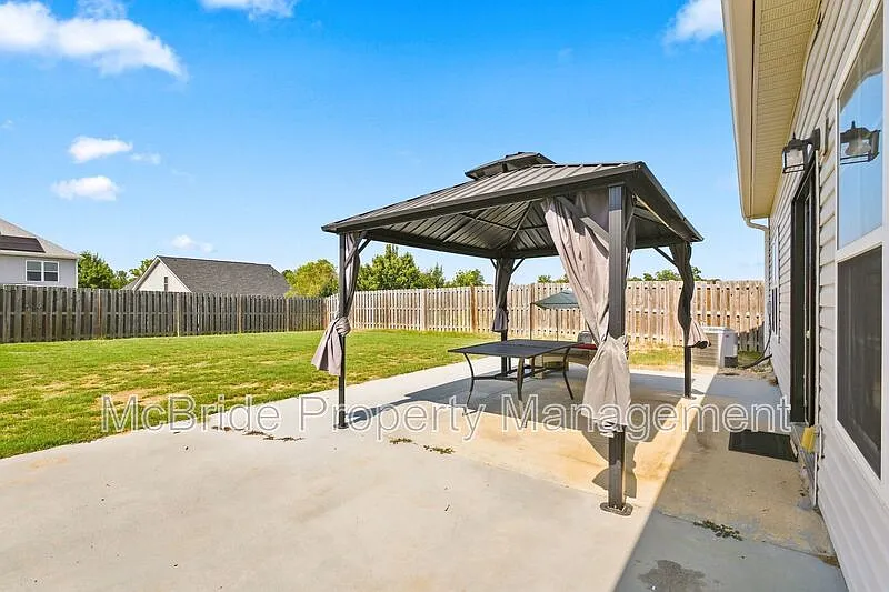 3 bed, 2.0 bath, 1382 sqft, $1,850 — Photo 4