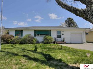 1417 Robertson Dr, Omaha, NE 68114