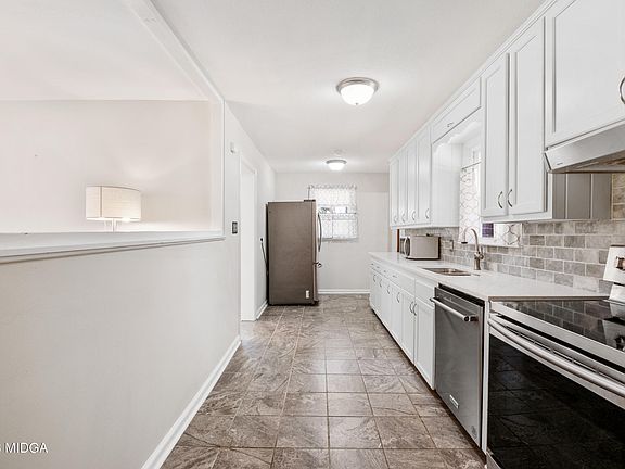 4th image of 1050 N Pine Knoll Dr