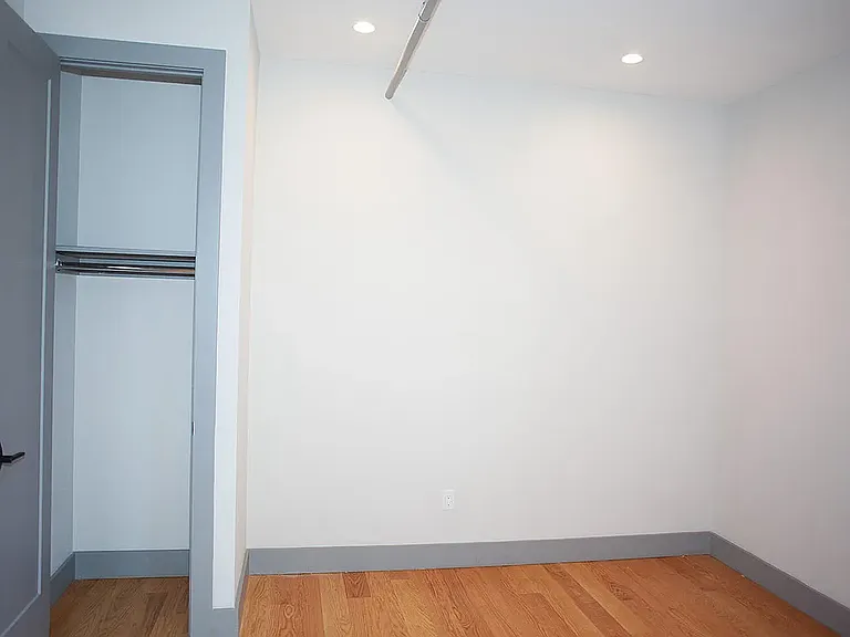 18 Stanhope St #1A — Photo 6