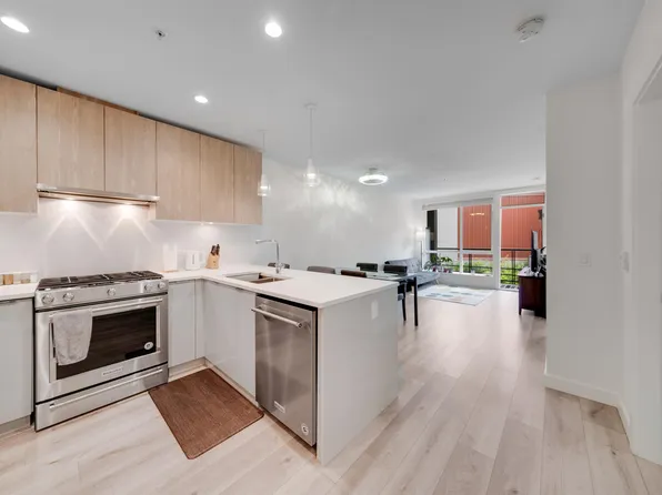 128 E 8th St #207, North Vancouver, BC V7M 3M1