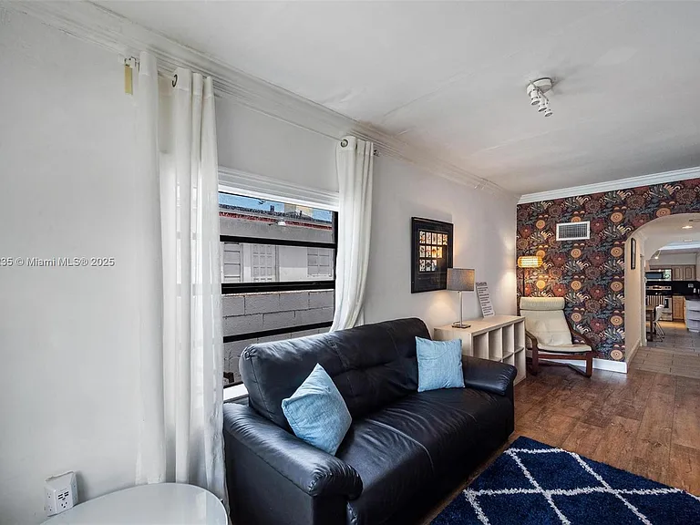 1428 SW 11th Ter — Photo 9