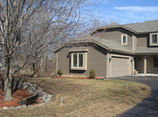 N30W23470 Greenfield Ct, Pewaukee, WI 53072