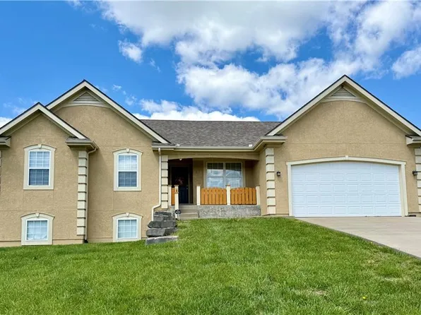 1322 S Greenwood Dr, Tonganoxie, KS 66086