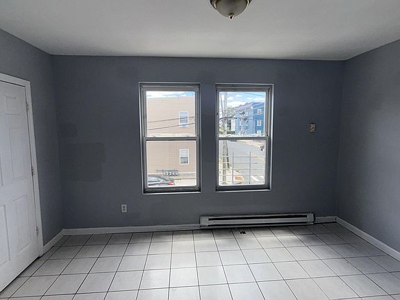 3rd image of 561-563 Bond St #2L