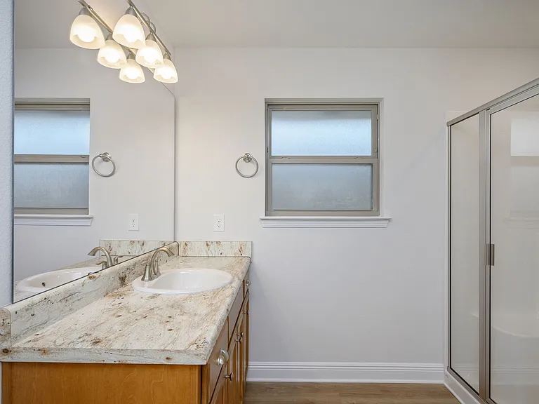 2107 Queen St — Photo 12