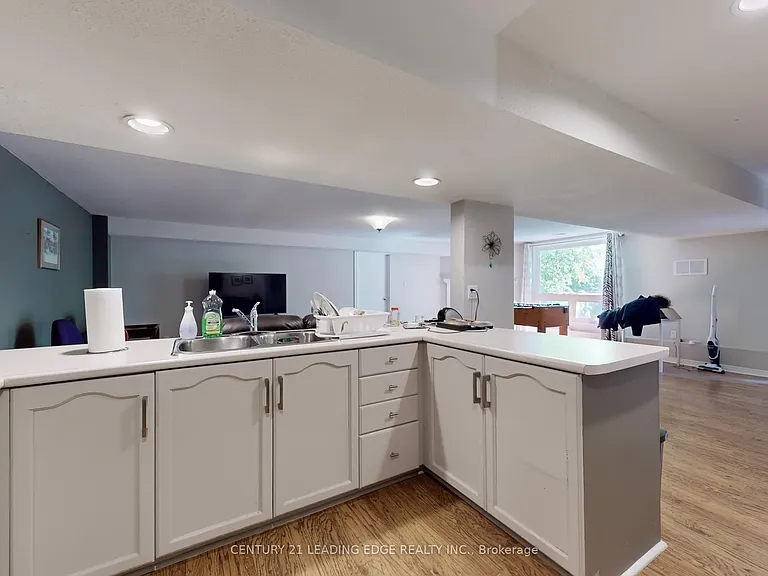 61 Garden St #LOWER — Photo 12