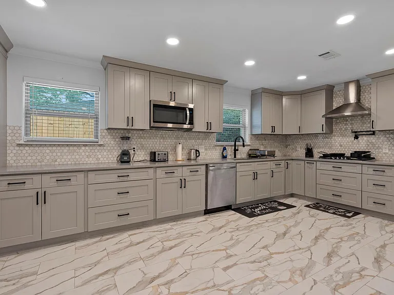 2402 Chimney Rock Rd — Photo 5