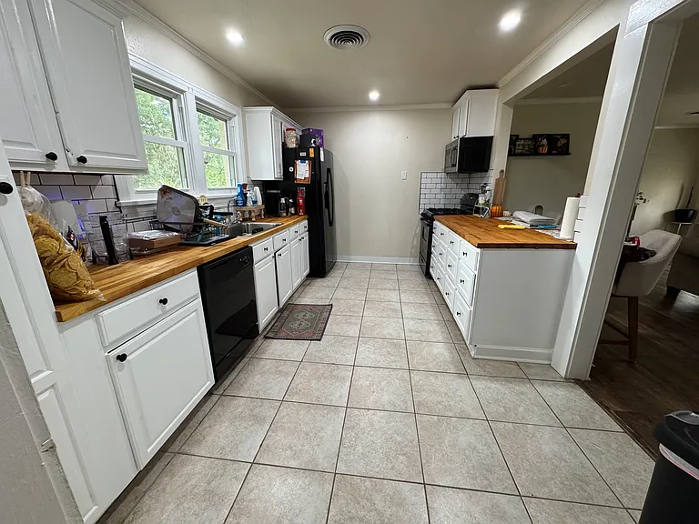 403 Lakeshore Dr — Photo 2