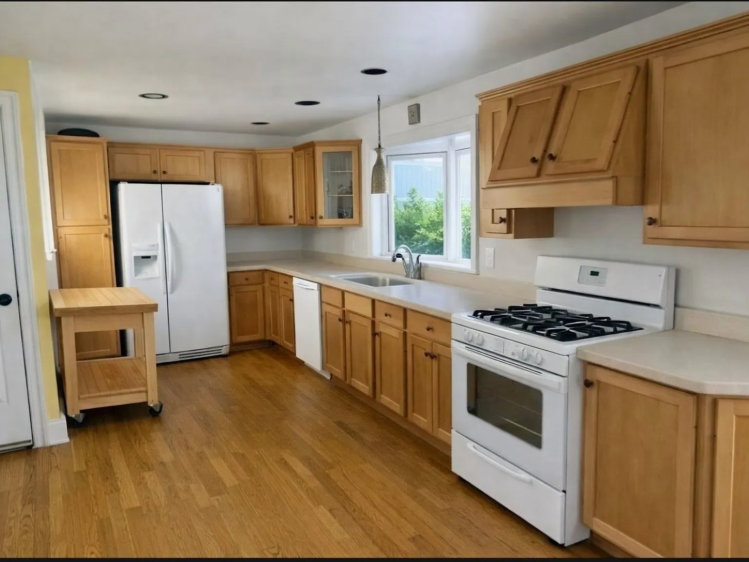 3 bed, 2.0 bath, 1428 sqft, $3,100 — Photo 4