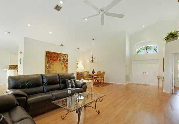 Home For Sale In Lakeridge Falls