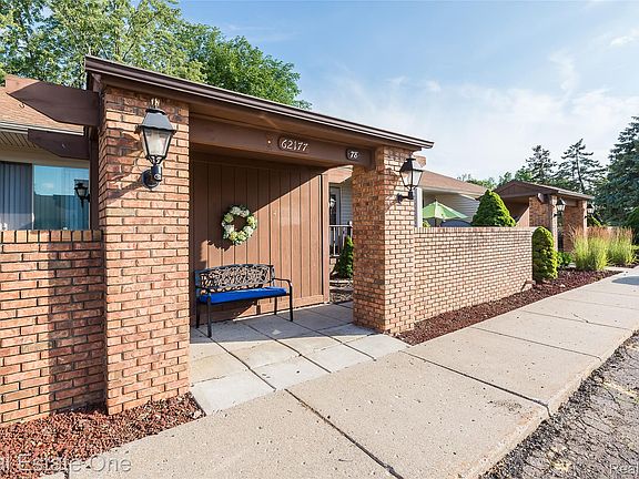 3rd image of 62177 Ticonderoga Dr Unit 4