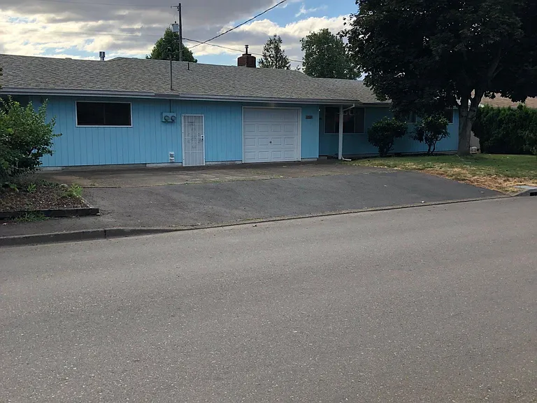1720 Barton St — Photo 2