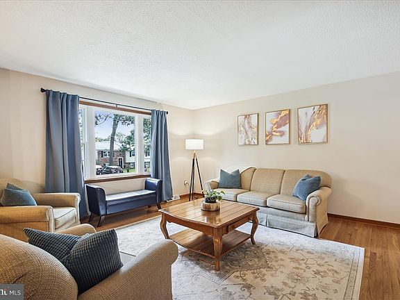 4th image of 988 Saint Margarets Dr