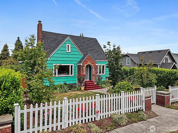 White Picket Fence adds Curb Appeal>
