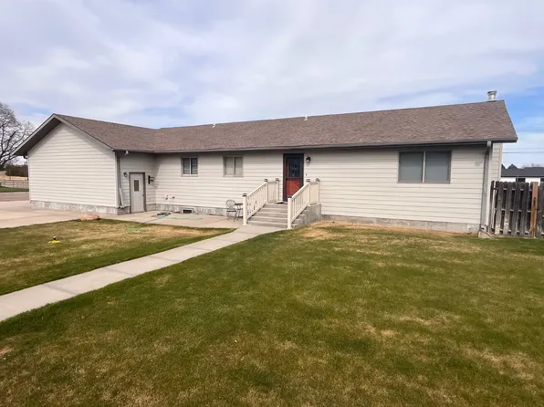 103 Wagon Trail Dr, Ogallala, NE 69153
