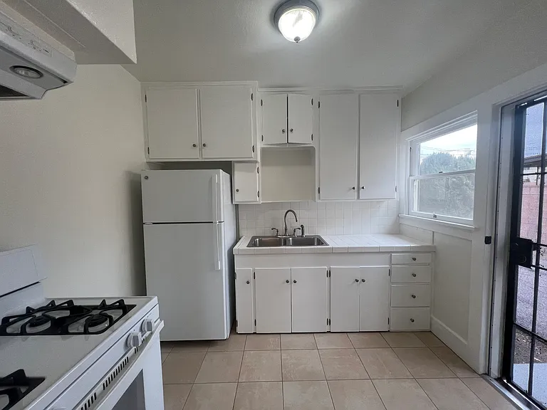 433 W Windsor Rd — Photo 8