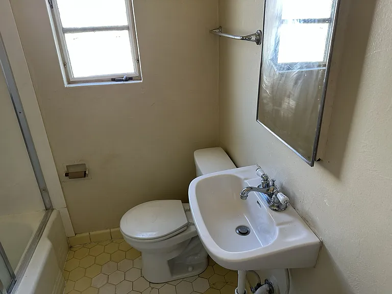 404 E Adams St — Photo 9