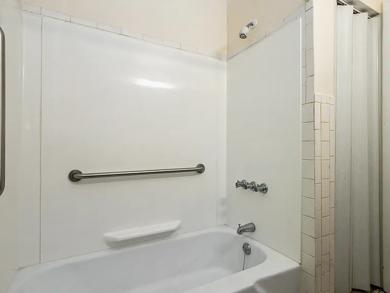 Hillside Apartments — Photo 10