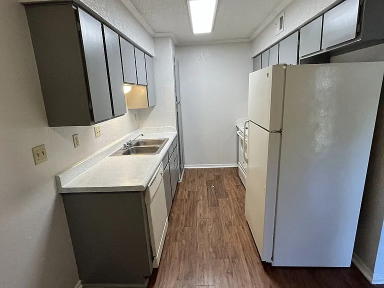 Juniper Springs Apartments — Photo 123