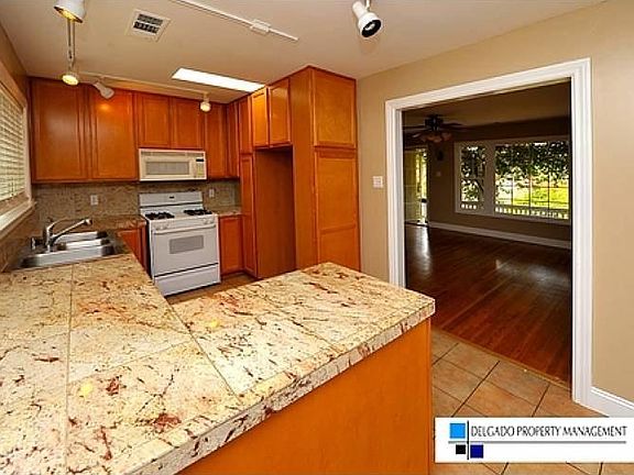 Kitchen w/Granite Counter