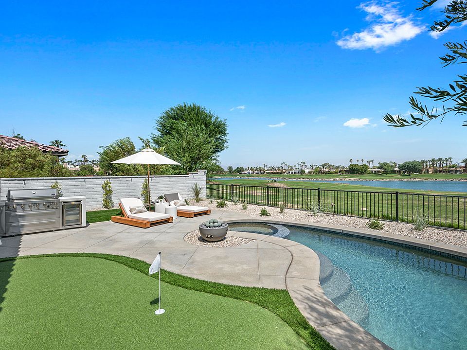 Welcome to La Quinta Sunrise with a golf course front view!
