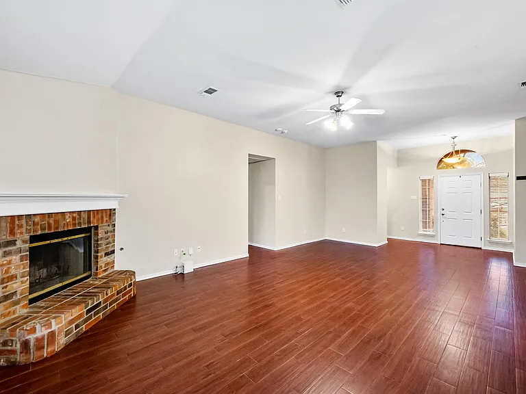 614 Douglas Dr — Photo 7