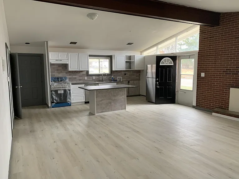 1203 Tennyson Ave — Photo 2
