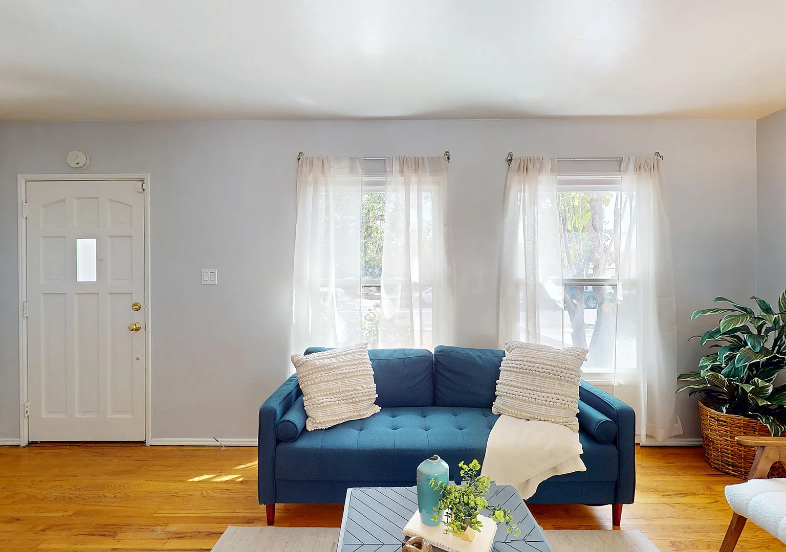3 bed, 1060 sqft, $3,500 — Photo 2
