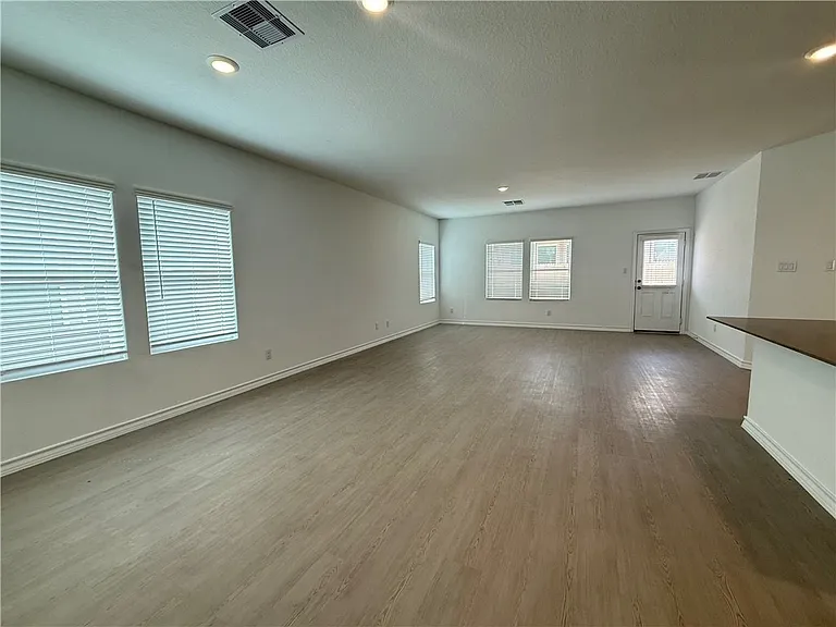 7925 Wonder Woman Dr — Photo 2