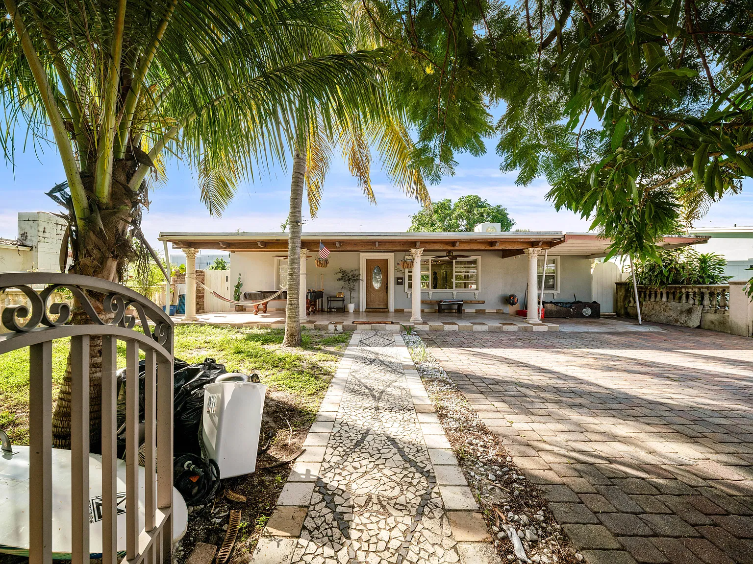 3 bed, 1.0 bath, 1282 sqft, $3,000 — Photo 1