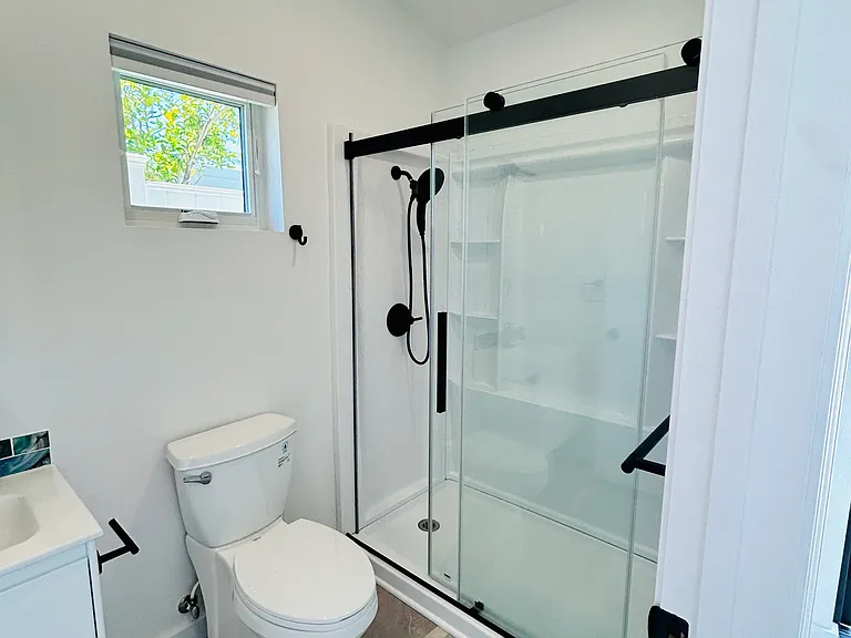 Full 2nd Bathroom
