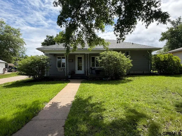 537 N 10th St, Geneva, NE 68361