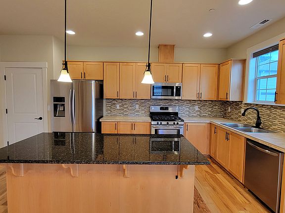 4th image of 537 NE 77th Ave