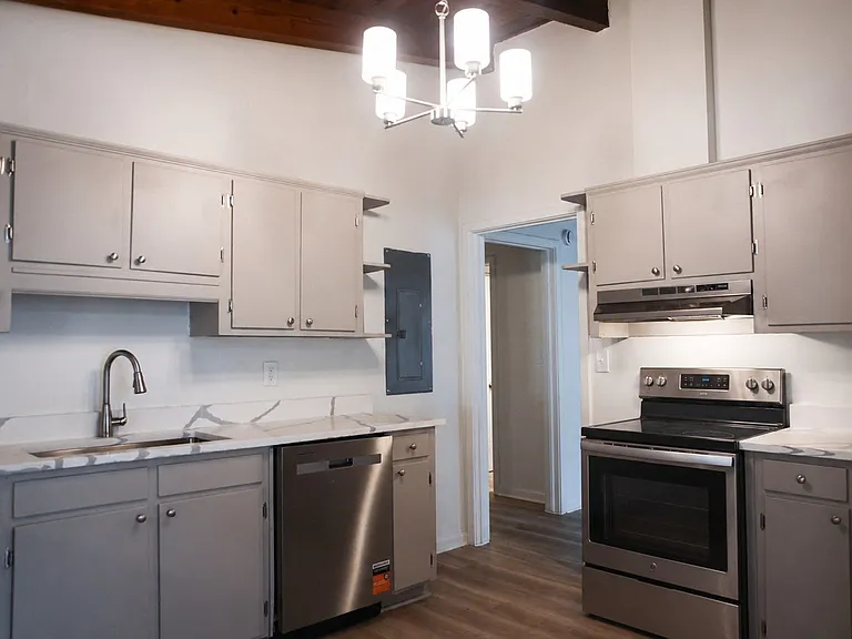 3023 Colonial Dr — Photo 2
