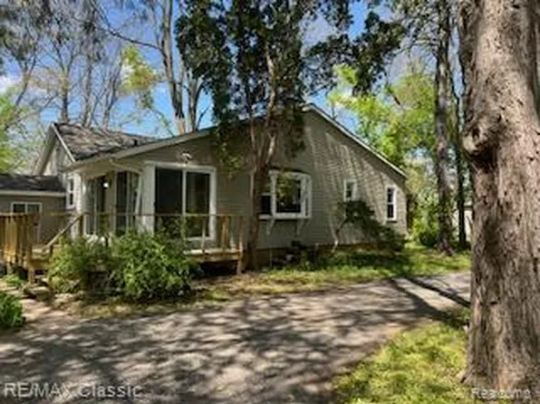 2534 Edgemere Ave, Commerce Township, MI 48382