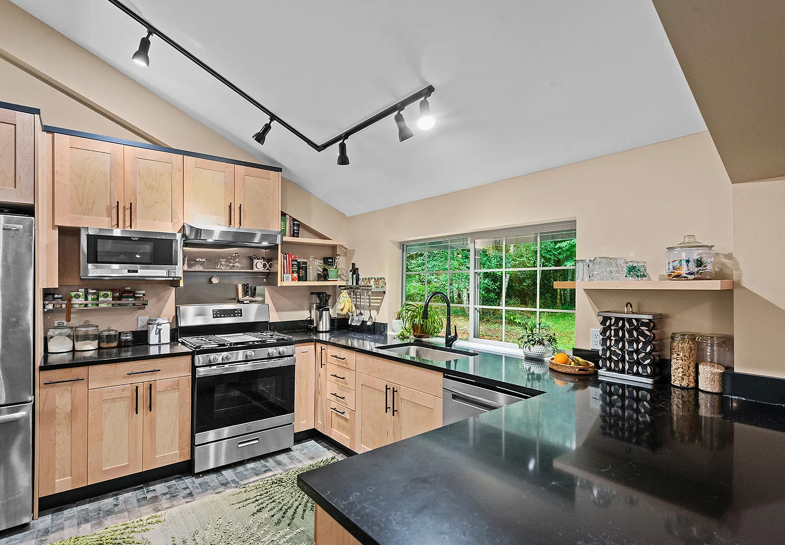 2 bed, 1260 sqft, $2,995 — Photo 3