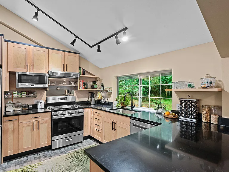 517 NW Old Orchard Way — Photo 3