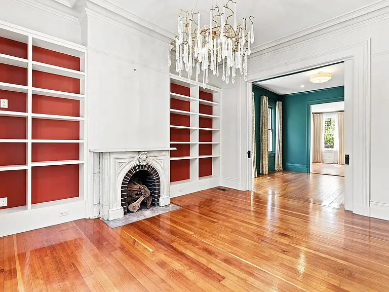 2570 Folsom St — Photo 3