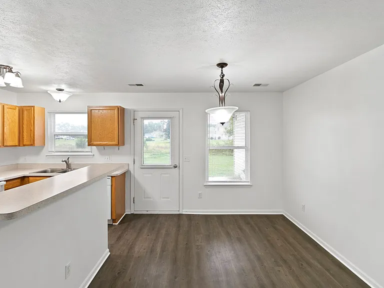 711 Cattail Ln — Photo 5