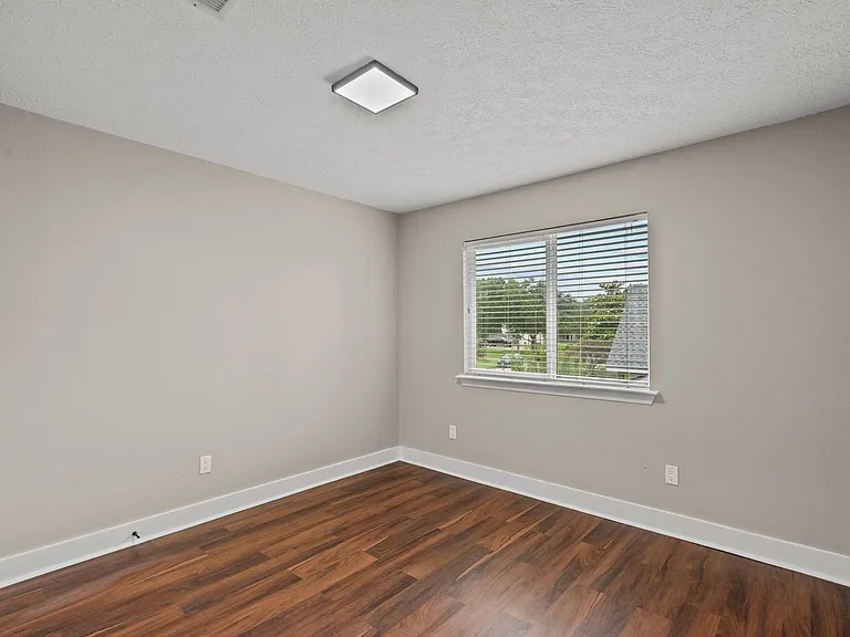 1107 Londonderry Ave — Photo 4