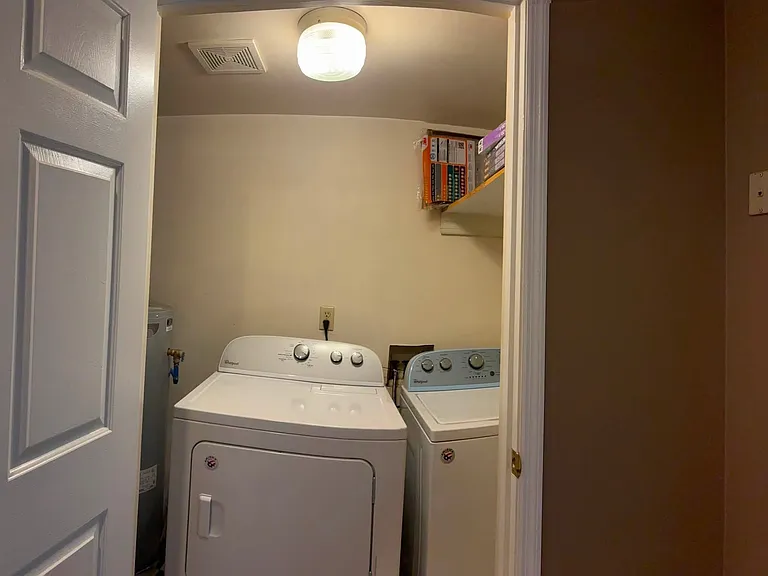 130 Robinson Aly #B — Photo 5