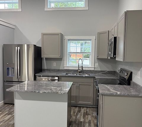 Full modern kitchen, movable center island, plenty of storage space,