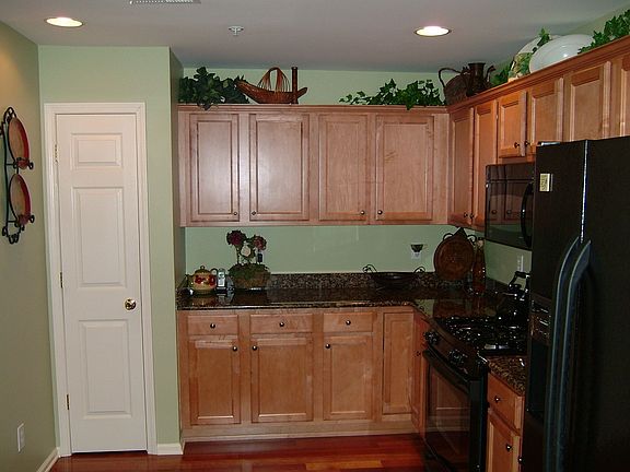Kitchen w/ maple cabinets w/ granite counter top