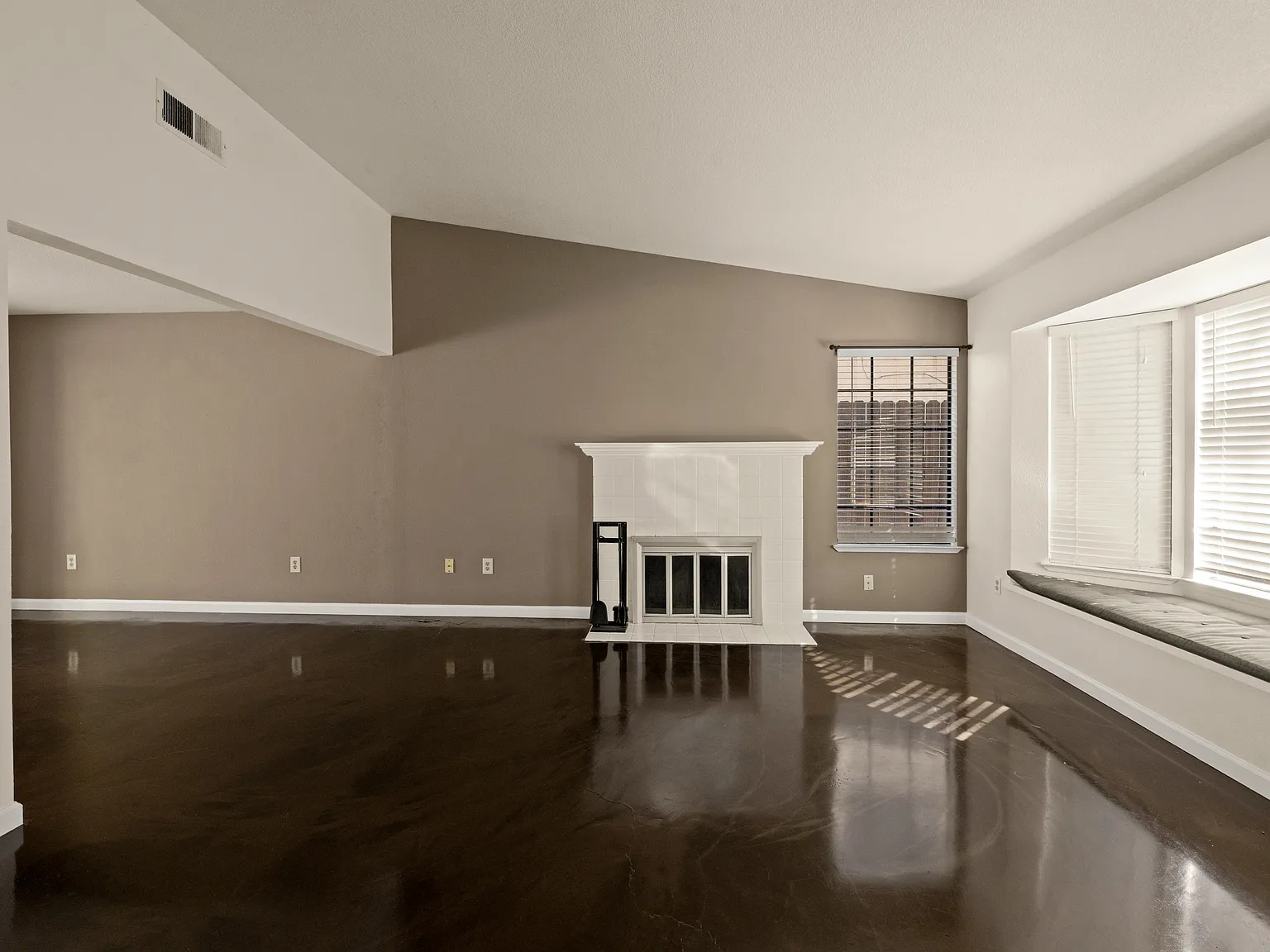 3 bed, 1150 sqft, $2,350 — Photo 2