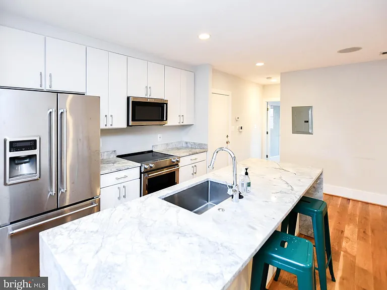 913 Quincy St NE #3 — Photo 9