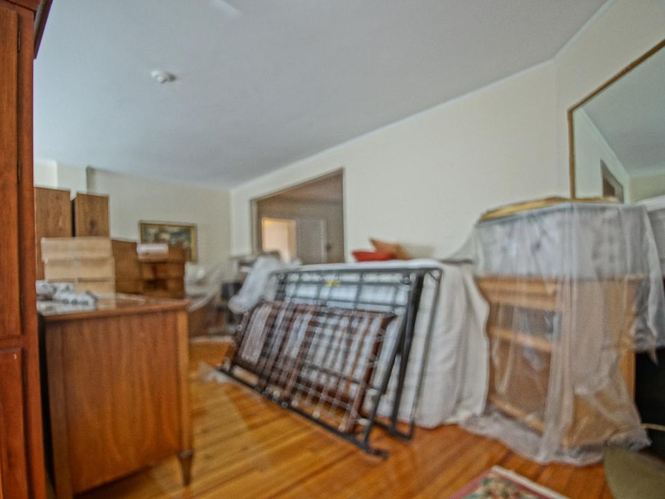 2nd image of 84 Buckingham St #1