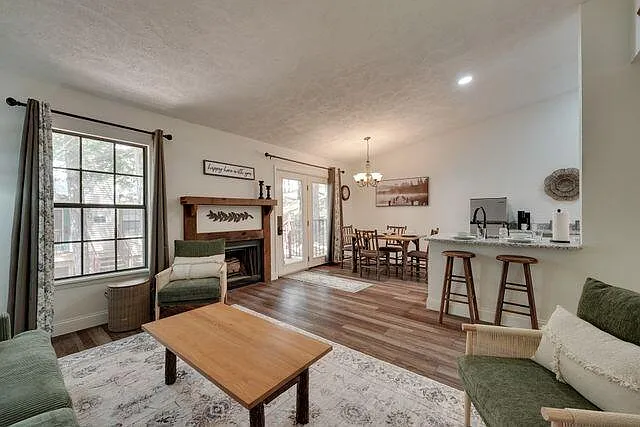2 bed, 726 sqft, $1,500 — Photo 2