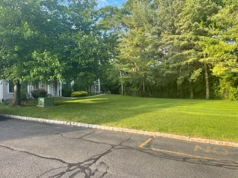 102 Burlington Ct #102 — Photo 3
